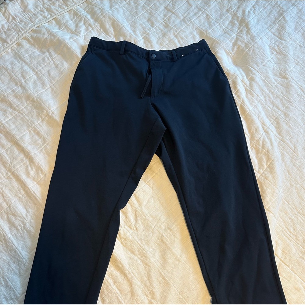 Uniqlo slim fit pants - Navy Blue

Stretchy material

Medium 30-33 inch waist